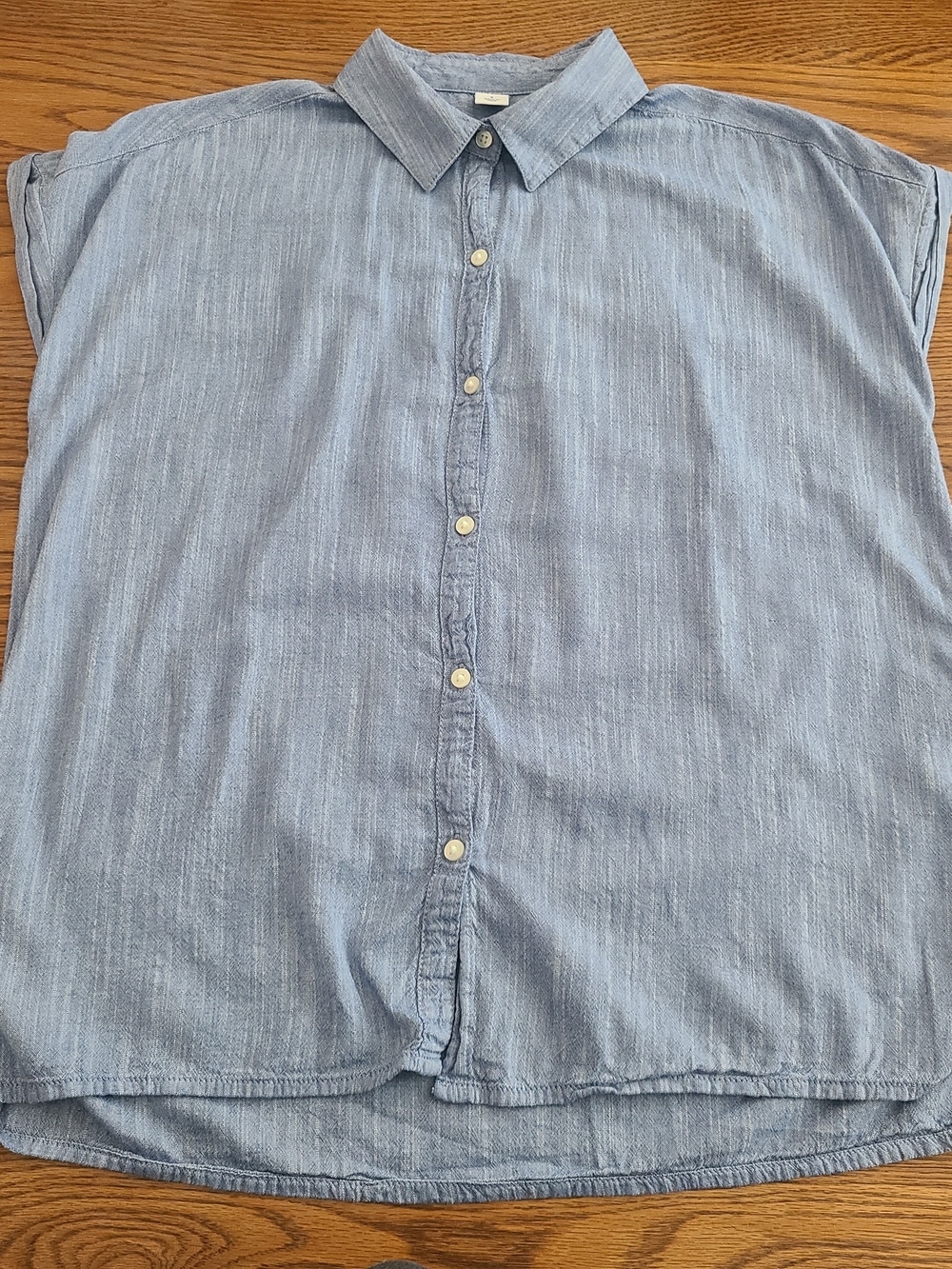 Old Navy short-sleeve chambray button-up shirt